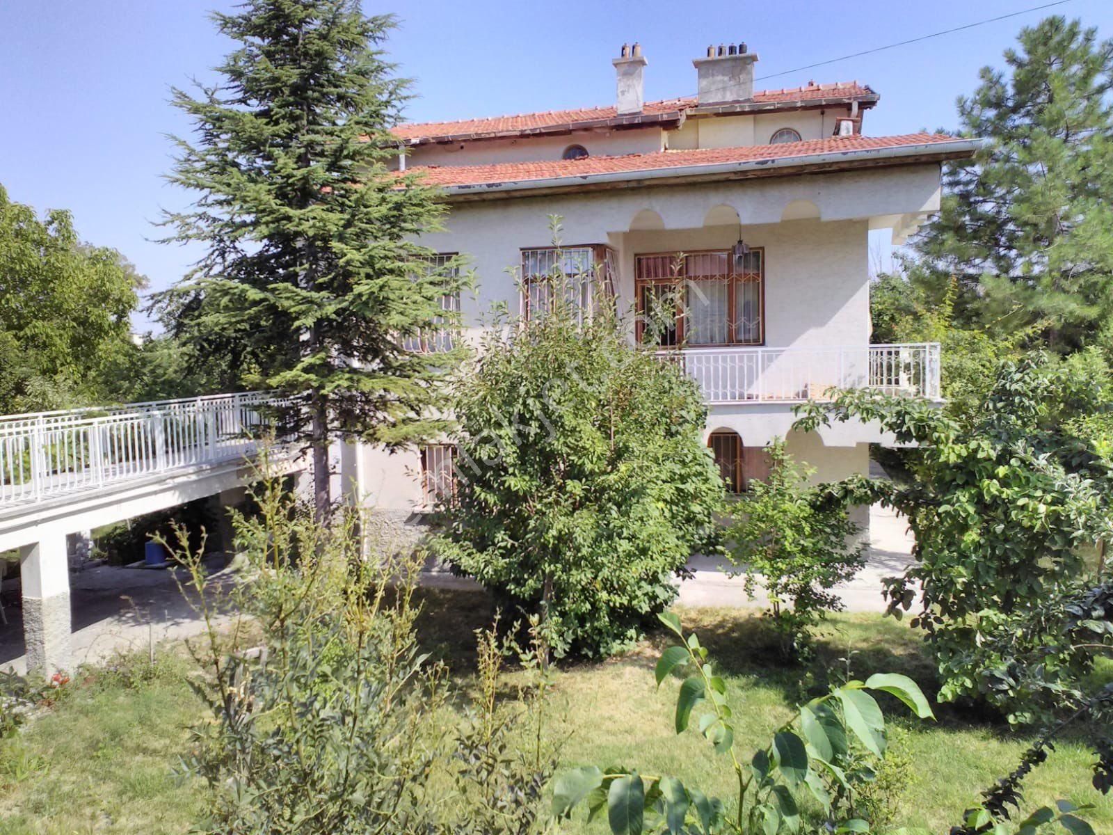 Şehrin Merkezi Ve Yeşillik İçinde Meramda 1498 M2 Villa Arası. İçinde 2.5 Katlı Müstakil Ev Var