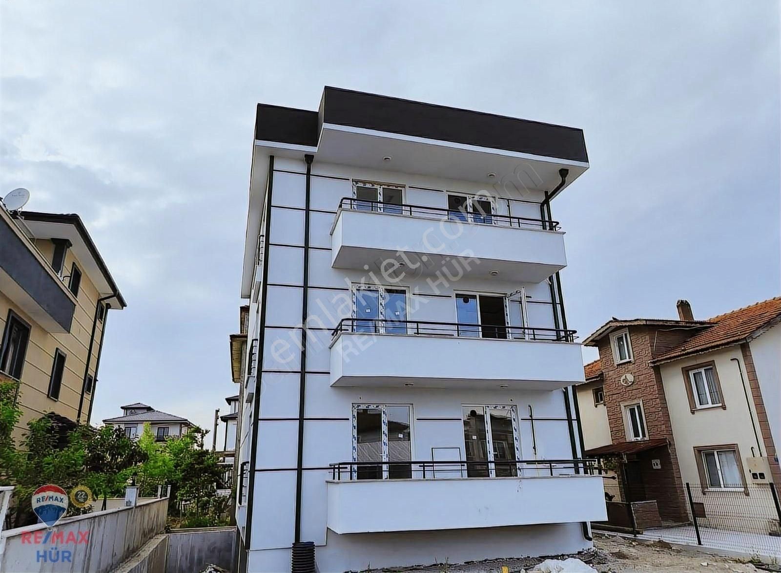 Remax-hür Fatma Yıldız Dan Serdivan Yazlık Ta Satılık 2+1