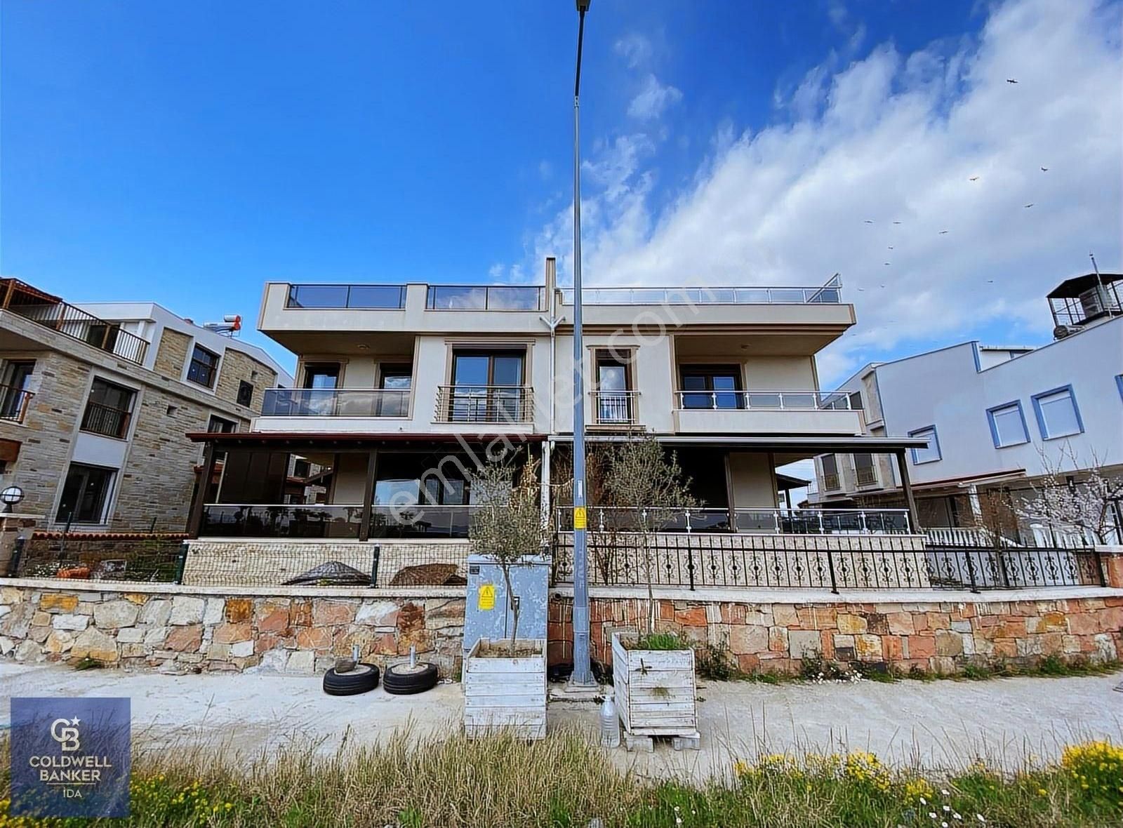 Denize Sıfır Eşsiz Manzaralı 5+1 Villa