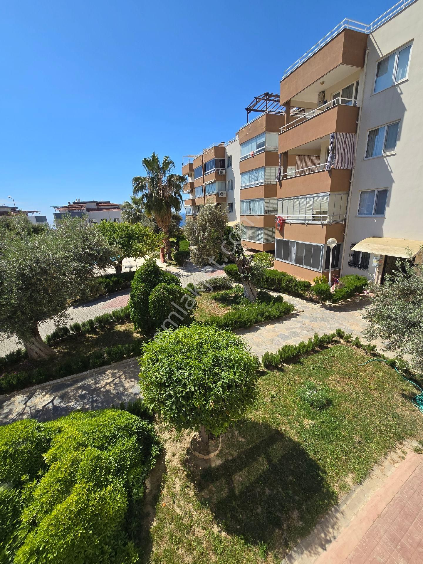 Kuşadası Ege Mahallesi Satılık 3+1 Daire Doğalgazlı Havuzlu Sitede