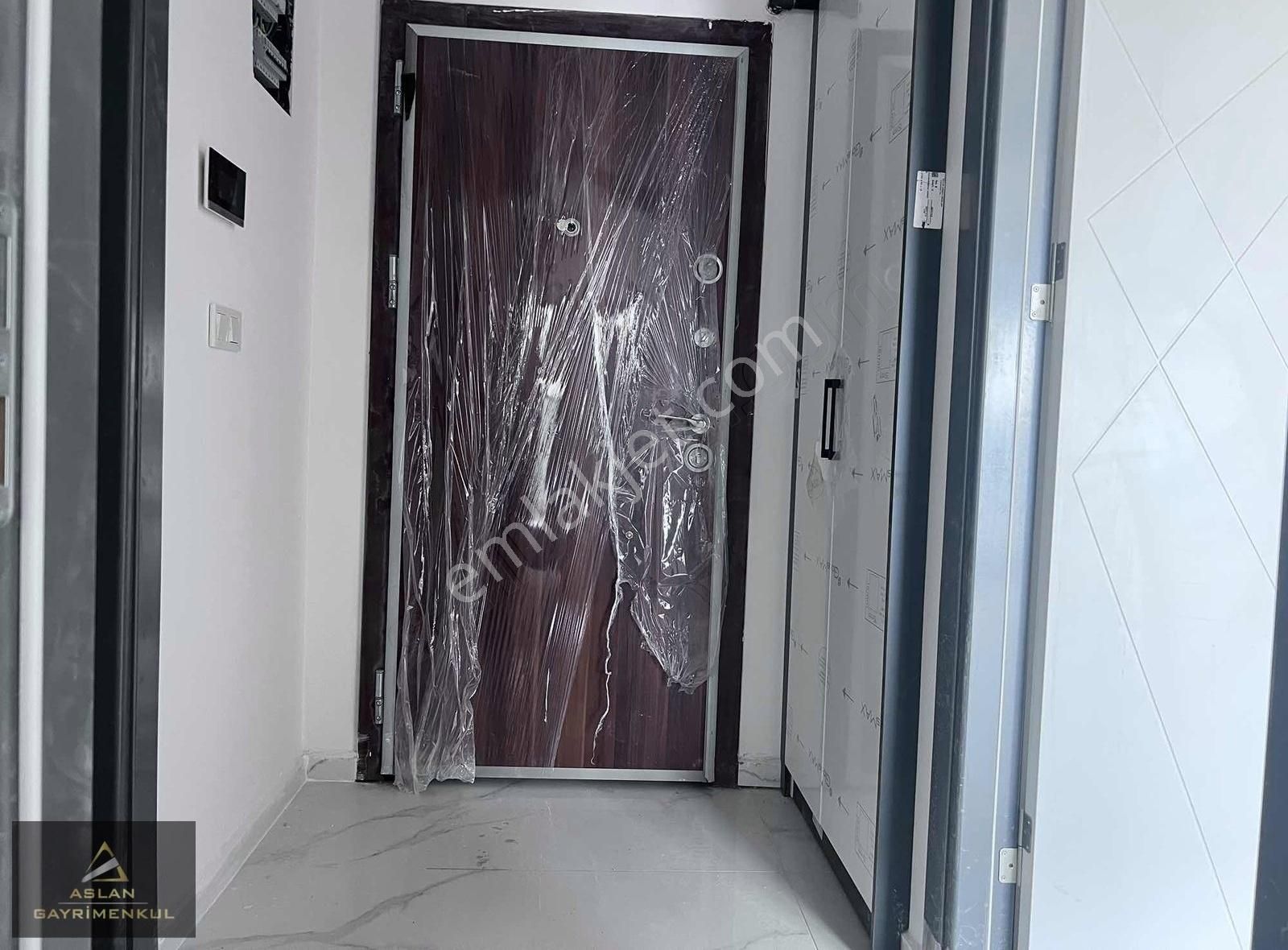 Karşıyaka Çarşı Yakını İçinde Sıfır Otoparklı 1+1