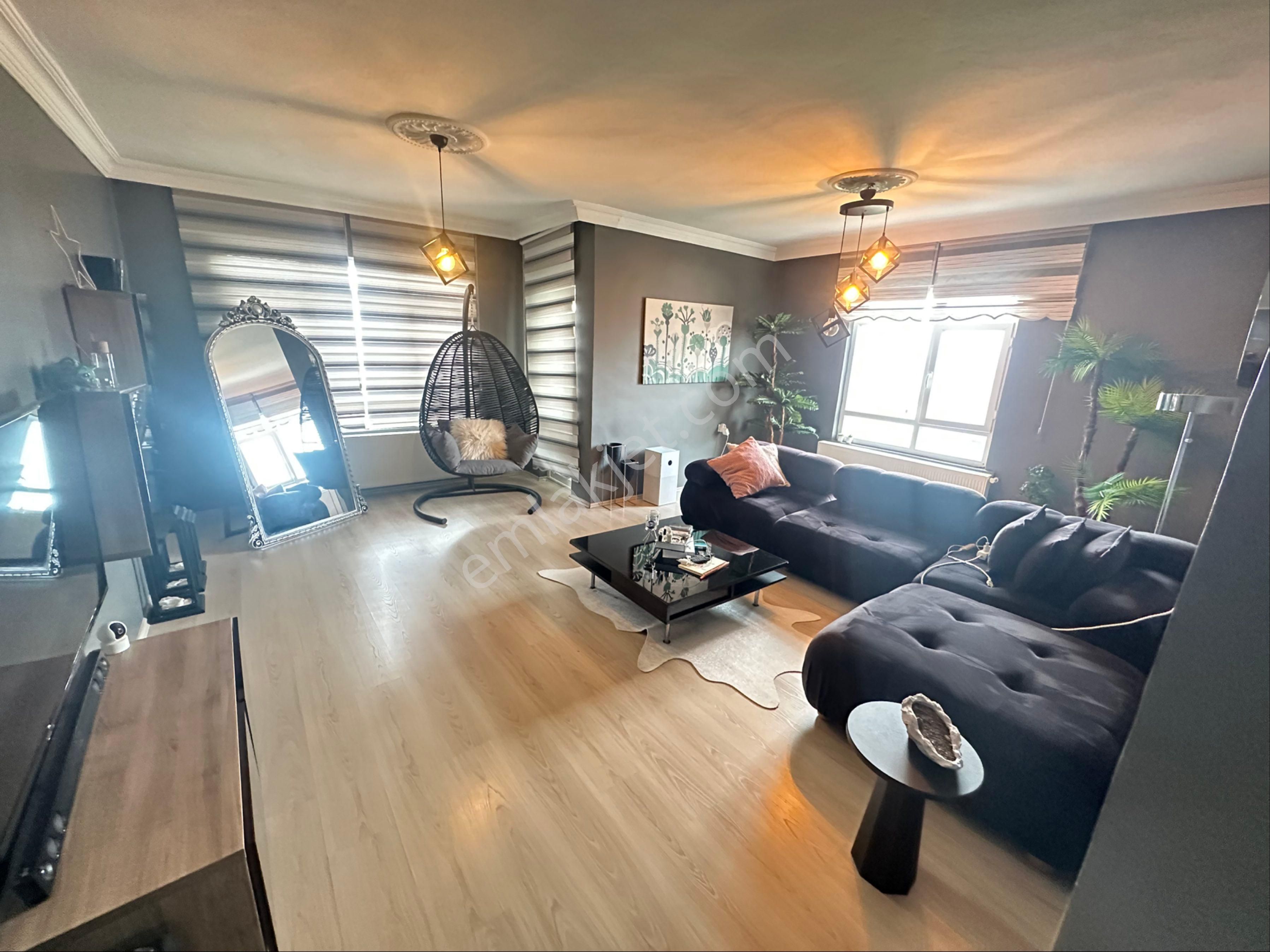 Reşadiye’den Dikmen’de Ankara Ankara Manzaralı 3+1 135 M2 Katta Daire