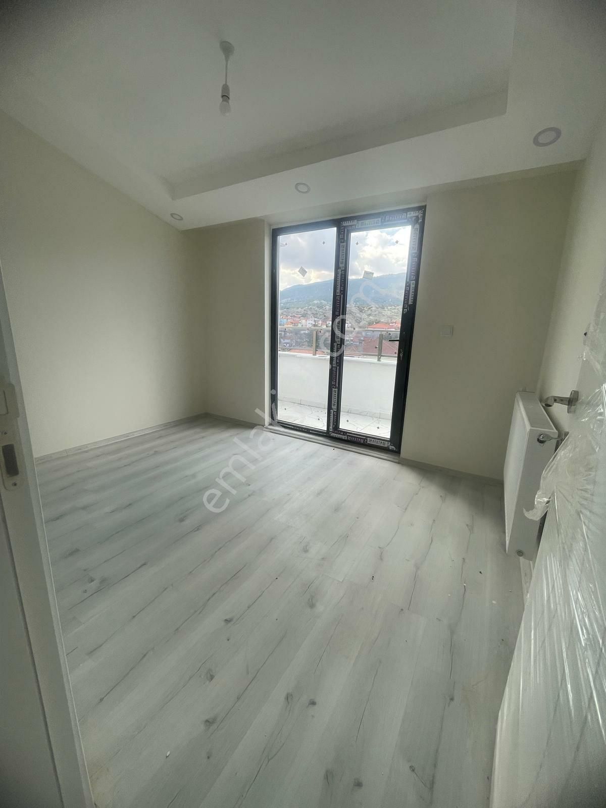 Burdur Gölhisar Kapalı Pazar Yanında Sıfır Binada Ara Kat 150 M2 3+1