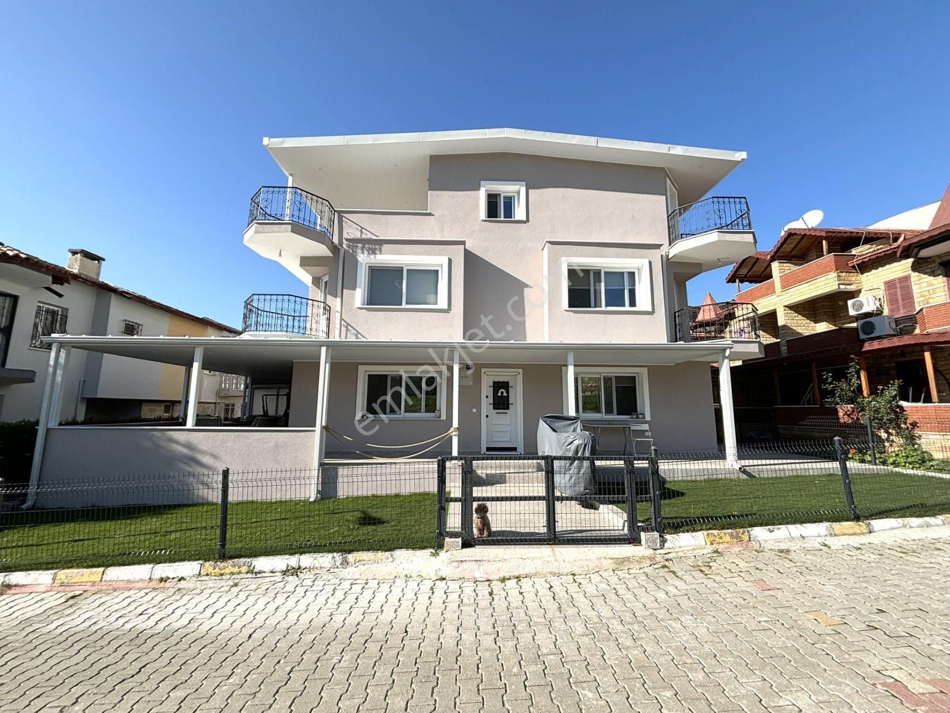 Kuşadası Bayraklıdede Mah.kuştur Mevkiinde Satılık Triplex Villa