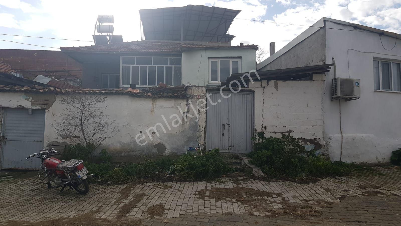 İzmir Kınık Poyracık Mah Satılık Avlulu Kargir Ev