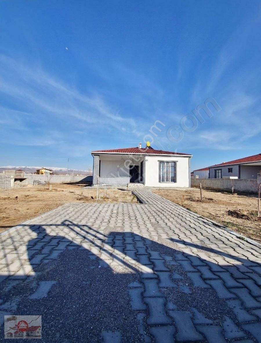 Niğde Kemerhisar Çayır Mahallesinde Eşyalı Satılık Müstakil Ev