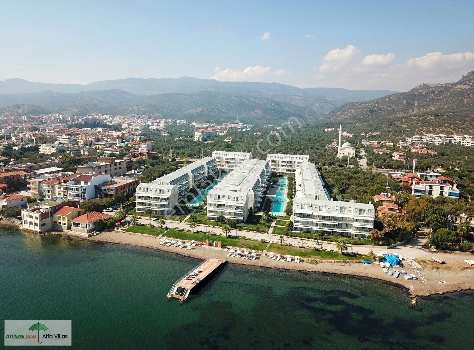 Küçükkuyu Port Sitesi'nde Satılık Deniz Önü 3+1 Daire