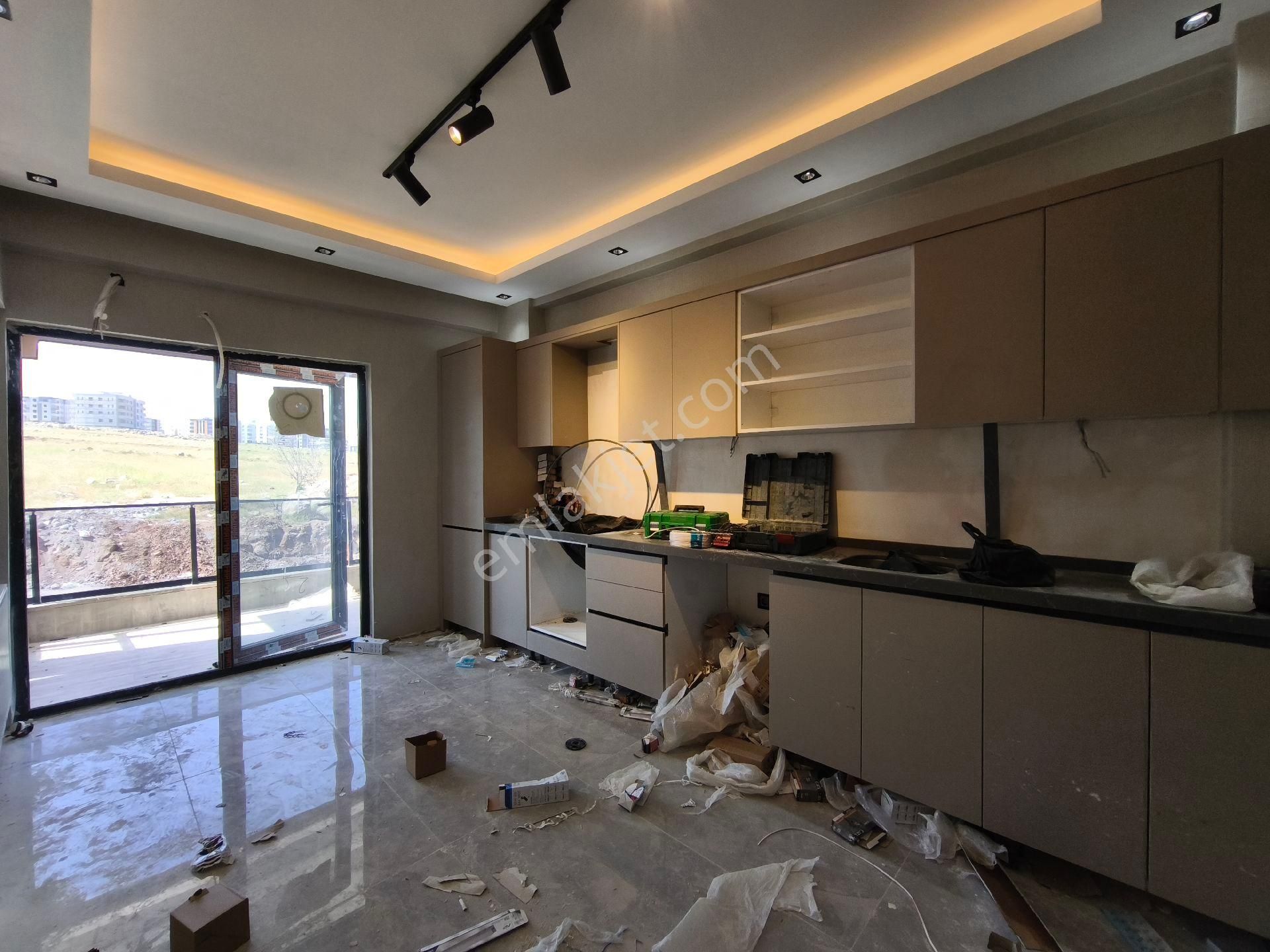 Kadir Geylanı Emlaktan Karaköprü Mehmetçik Mah. Satılık Lüx 2+1. 130 M2 Ara Kat Daire