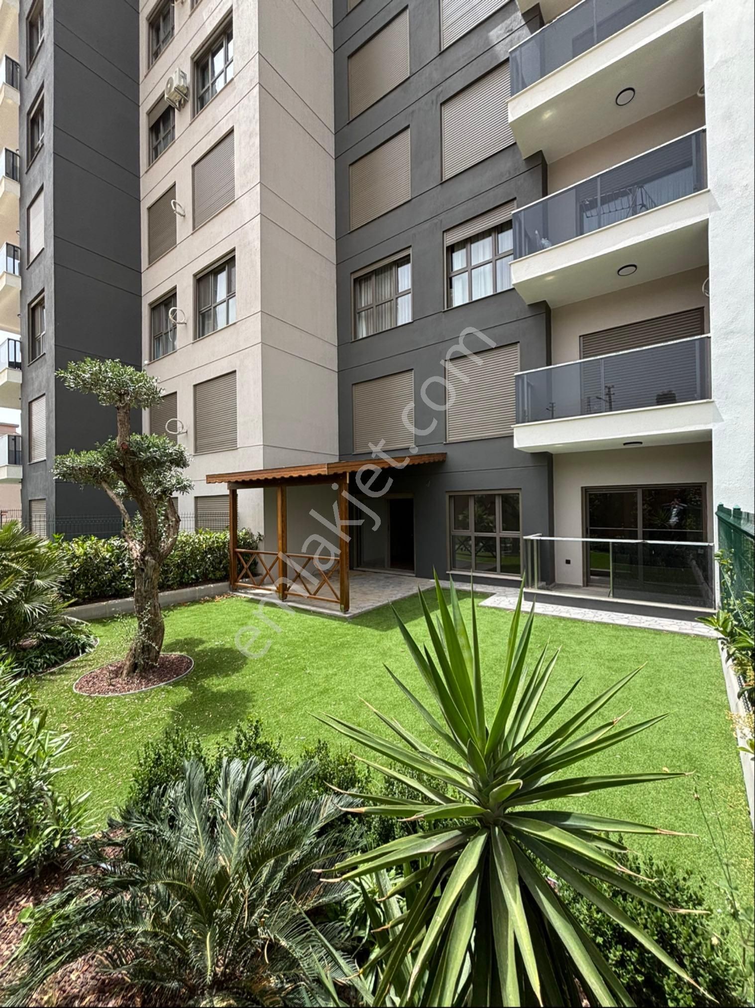 İzmir, Menemen, Kemal Atatürk’de Prestijli Sitede Müstakil Bahçeli 3+1 Çift Cephe