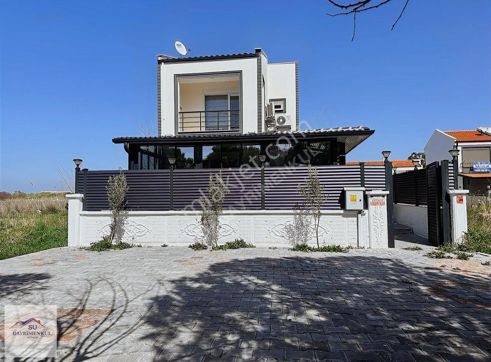Ayvalık Su Gayrimenkul'den Altınova'da Havuzlu Satılık 2+1 Villa