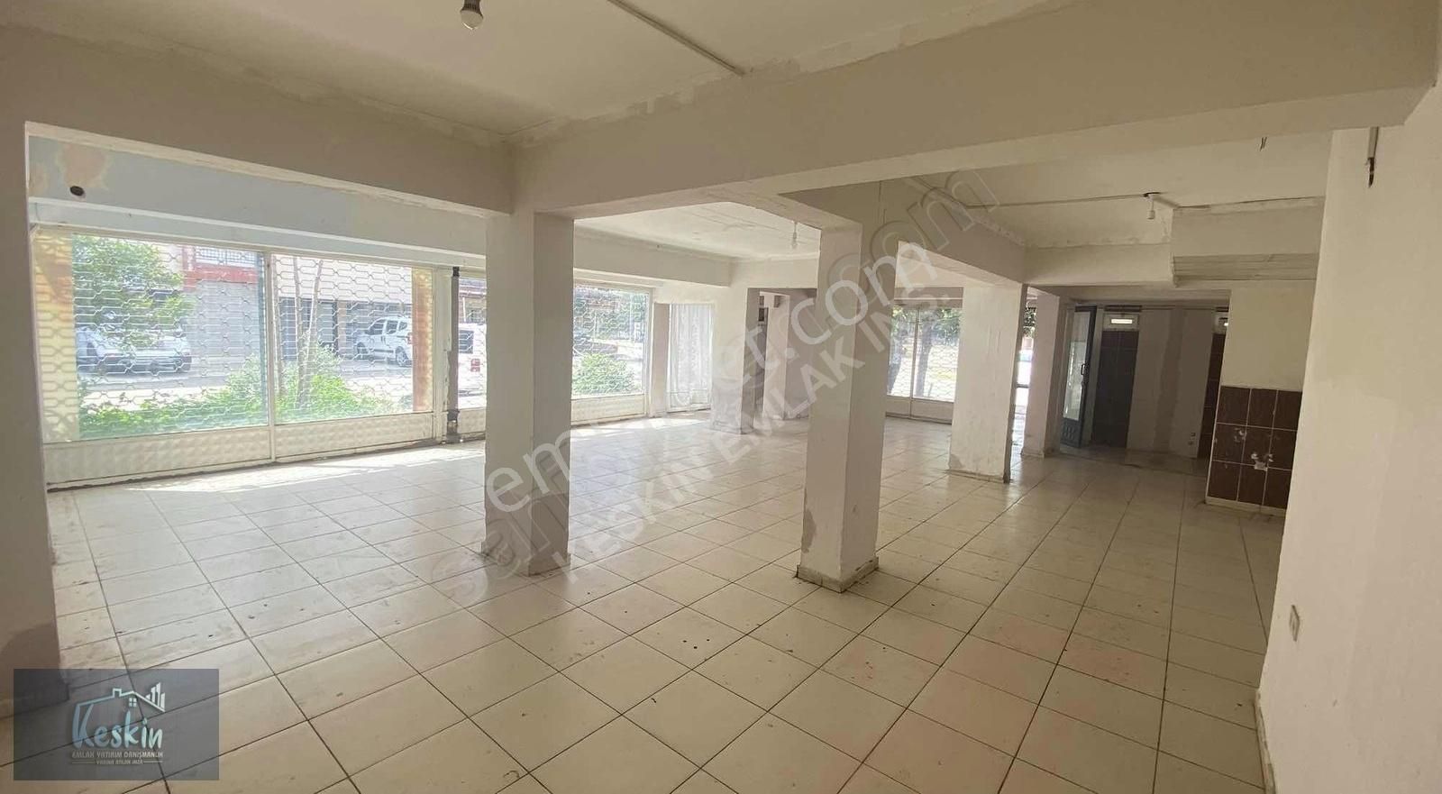 Emek Mahallesinde Mutfaklı Geniş Önü Açık Kiralık Dükkan