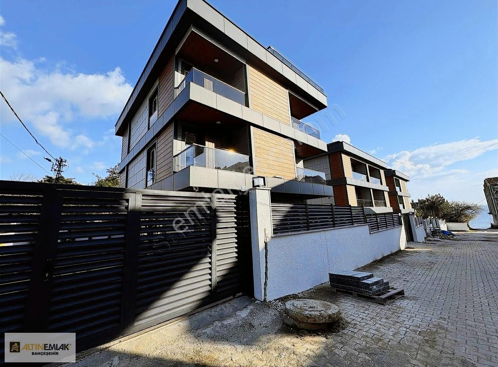 Büyükçekmece Güzelce'de Denize Yürüme Mesafesi Sıfır Villa