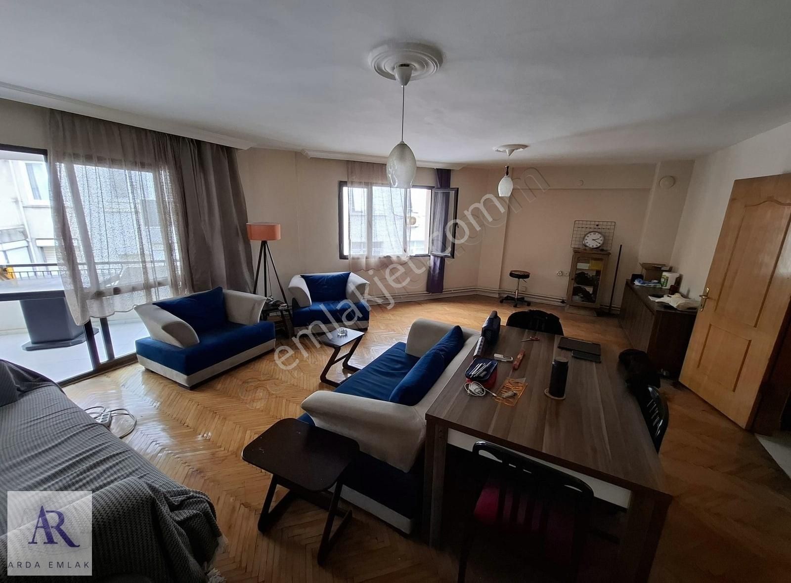 Karşıyaka Merkezde İçi Bakımlı Çift Cephe Daire.