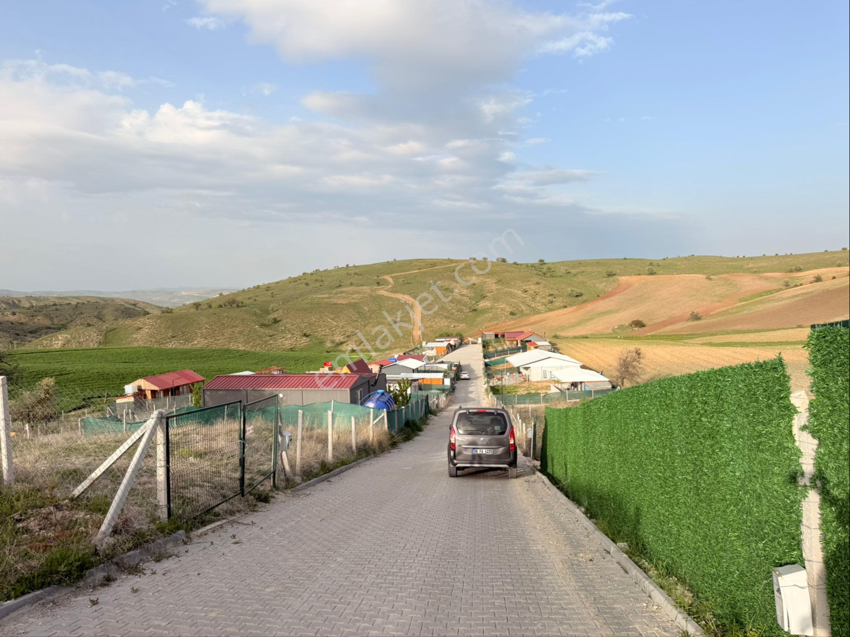 Evli Hobi Bahçesi Elektrik Su Aktif Klit Taşı Tel Örgü Kapı Çim Halı Kaplamalı Manzaralı Hobi Evi - Görsel 3