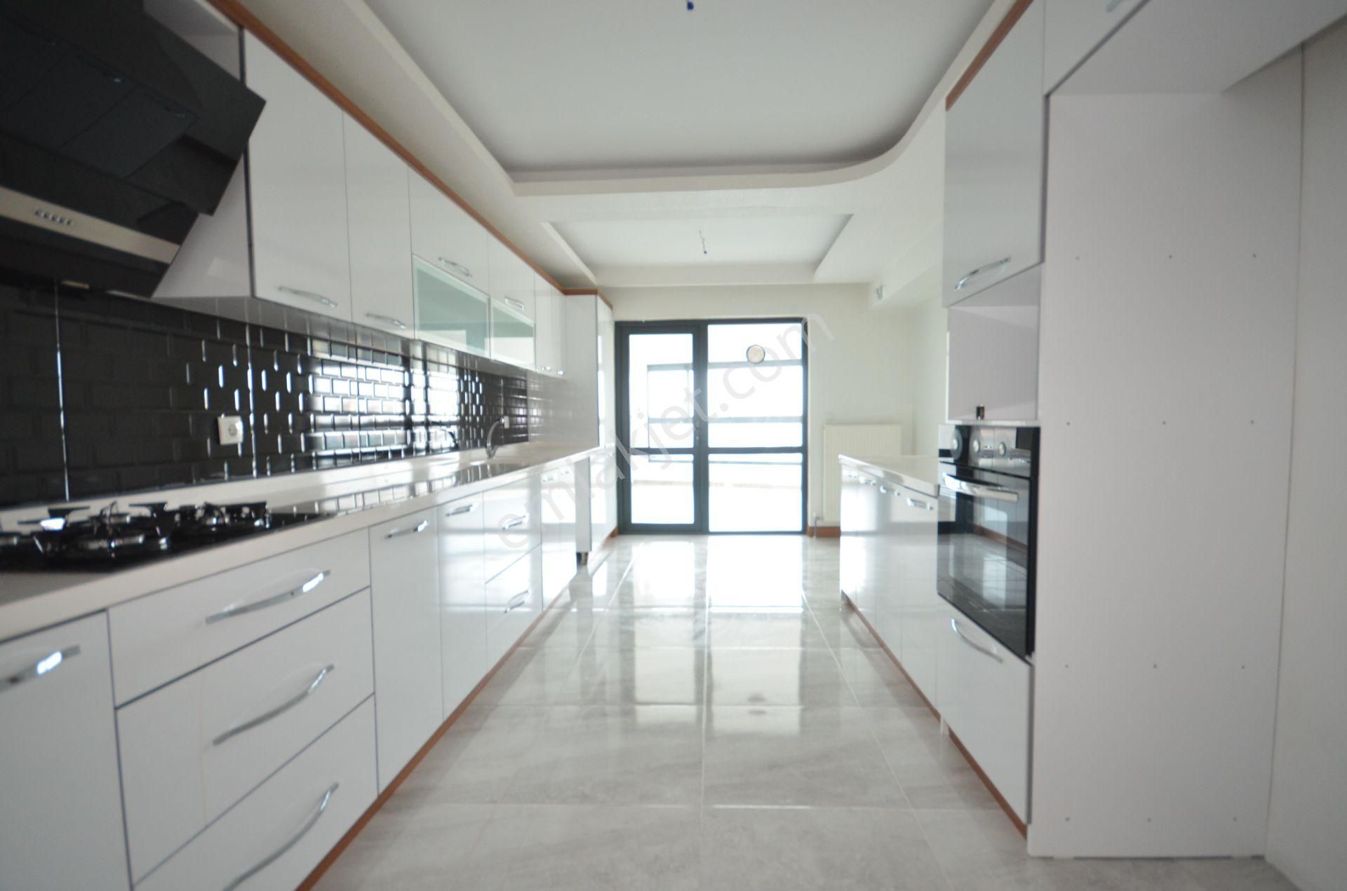 Altınşah Emlak'tan K.otoparklı Site İçerisinde 4+1