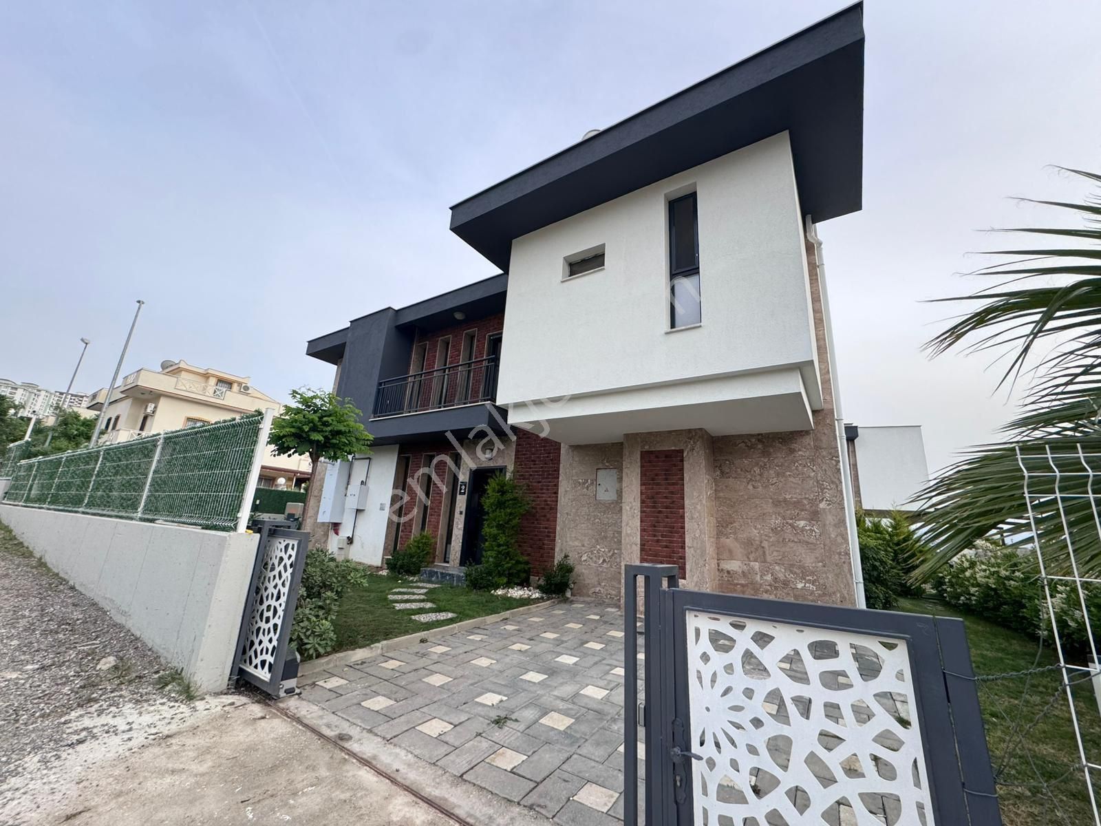Değirmendere'de Taş Kaplamalı, Ortak Havuzlu 4+1 Lüks Müstakil Satılık Villa