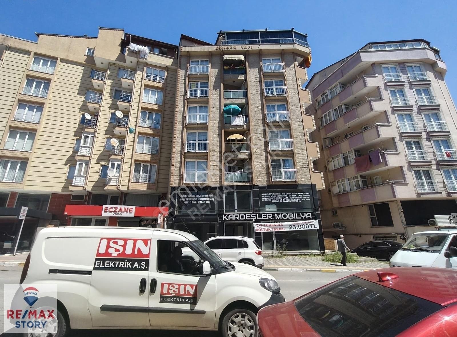 Çayırova'da Cadde Üstü Merkezi Konum 140m2 ,3+1 Ara Kat
