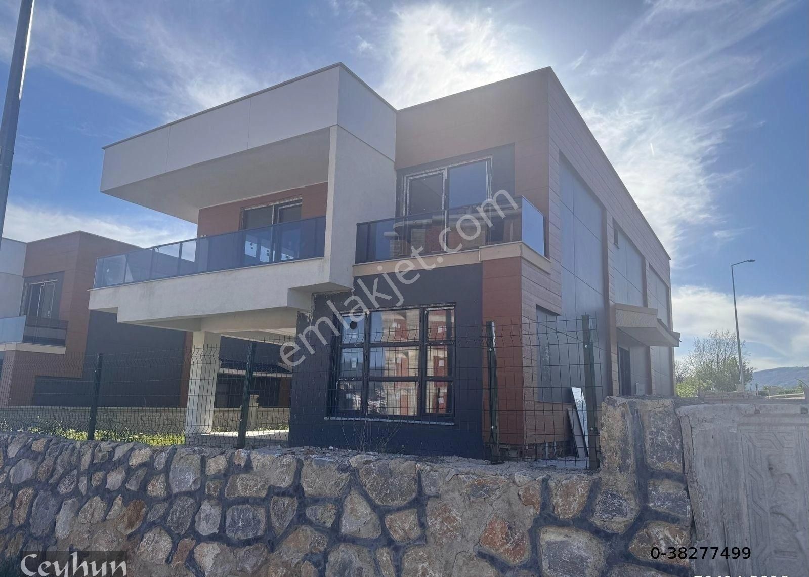 Tokat Güneşli'de Köşebaşı 6+2 Bahçeli 2 Katlı Lüks Full Yapılı