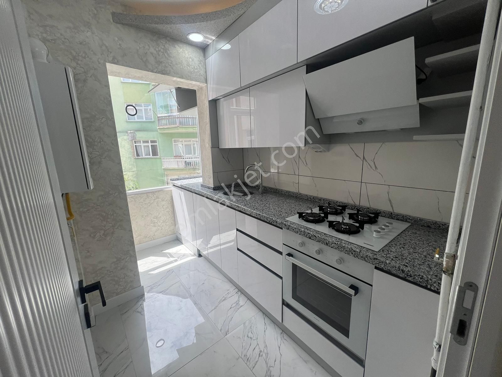 Bilgen Vatan'dan Nuri Pamir Caddesi Yakını Ara Katta Cepheleri Açık Ferah 3+1 Full Lüx Daire