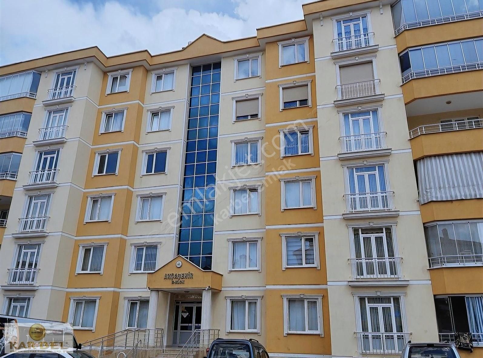 Akçaşehir Sitelerinde 3+1 Arakat Site İçi Geniş Satılık Daire