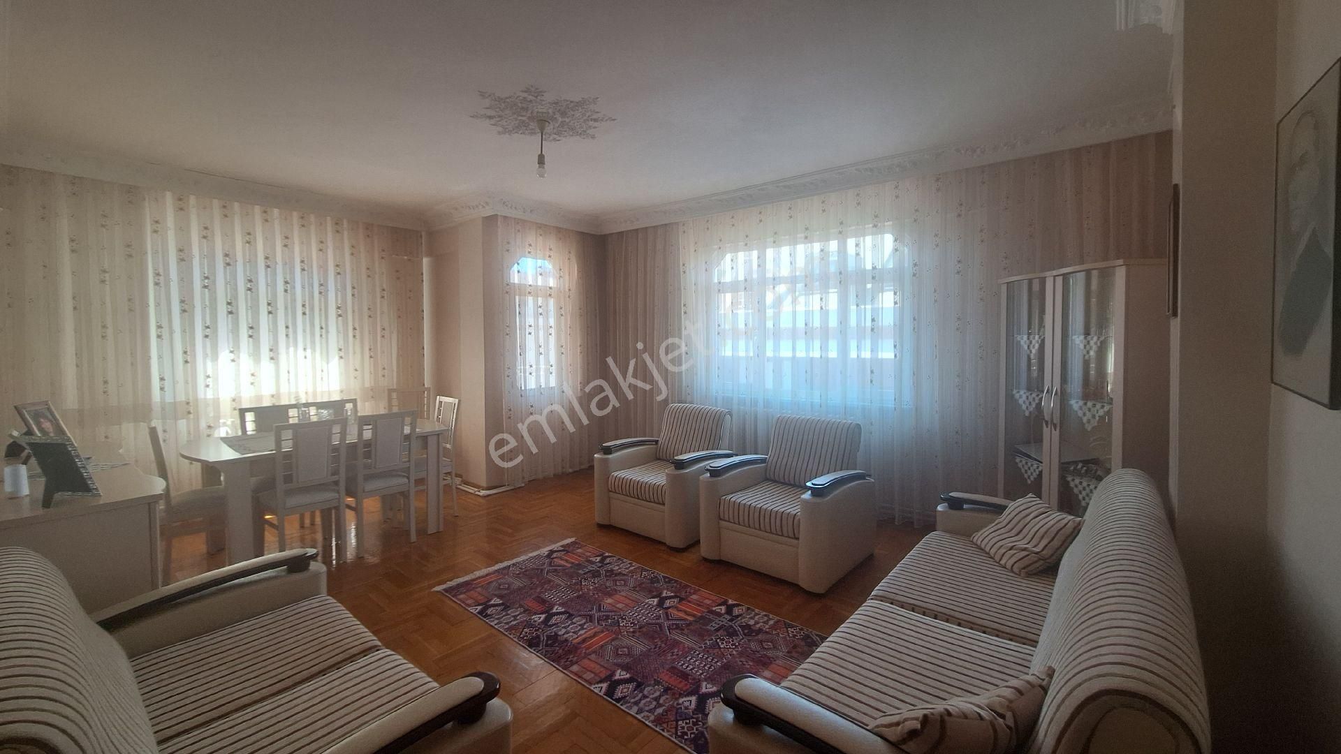Siyavuşpaşa Caddesinde Satılık 3+1daire