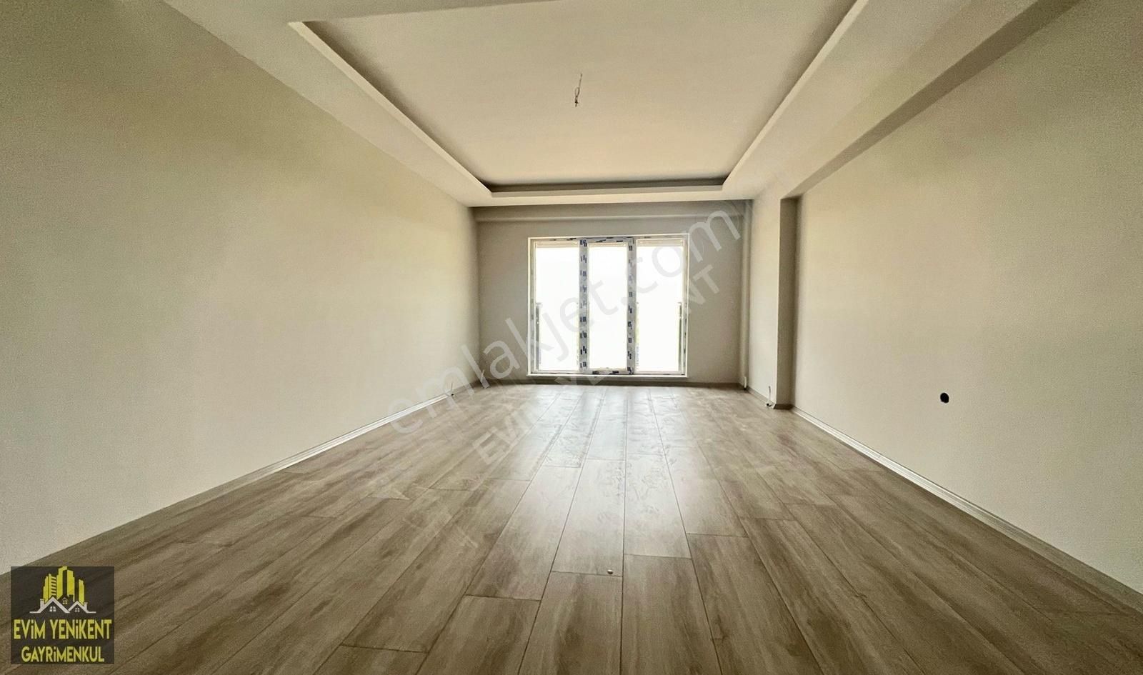 29 Ekim'de Bulvar Yakını Geniş Balkonlu Yol Cephe Ayrı Mutfaklı'