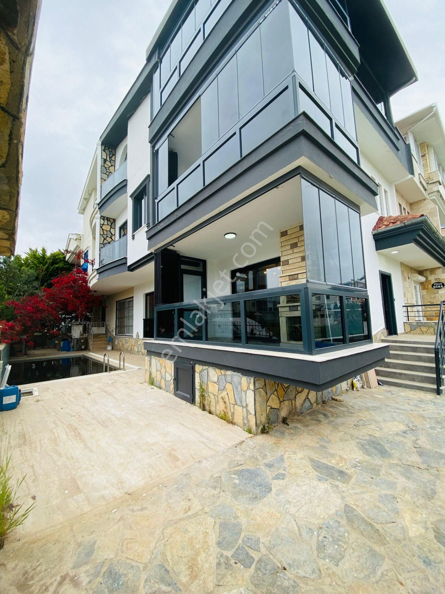 Didim Efelerde Sağlık Ocağına Mini Carfur'a Yakın 11 Yaşında Villa