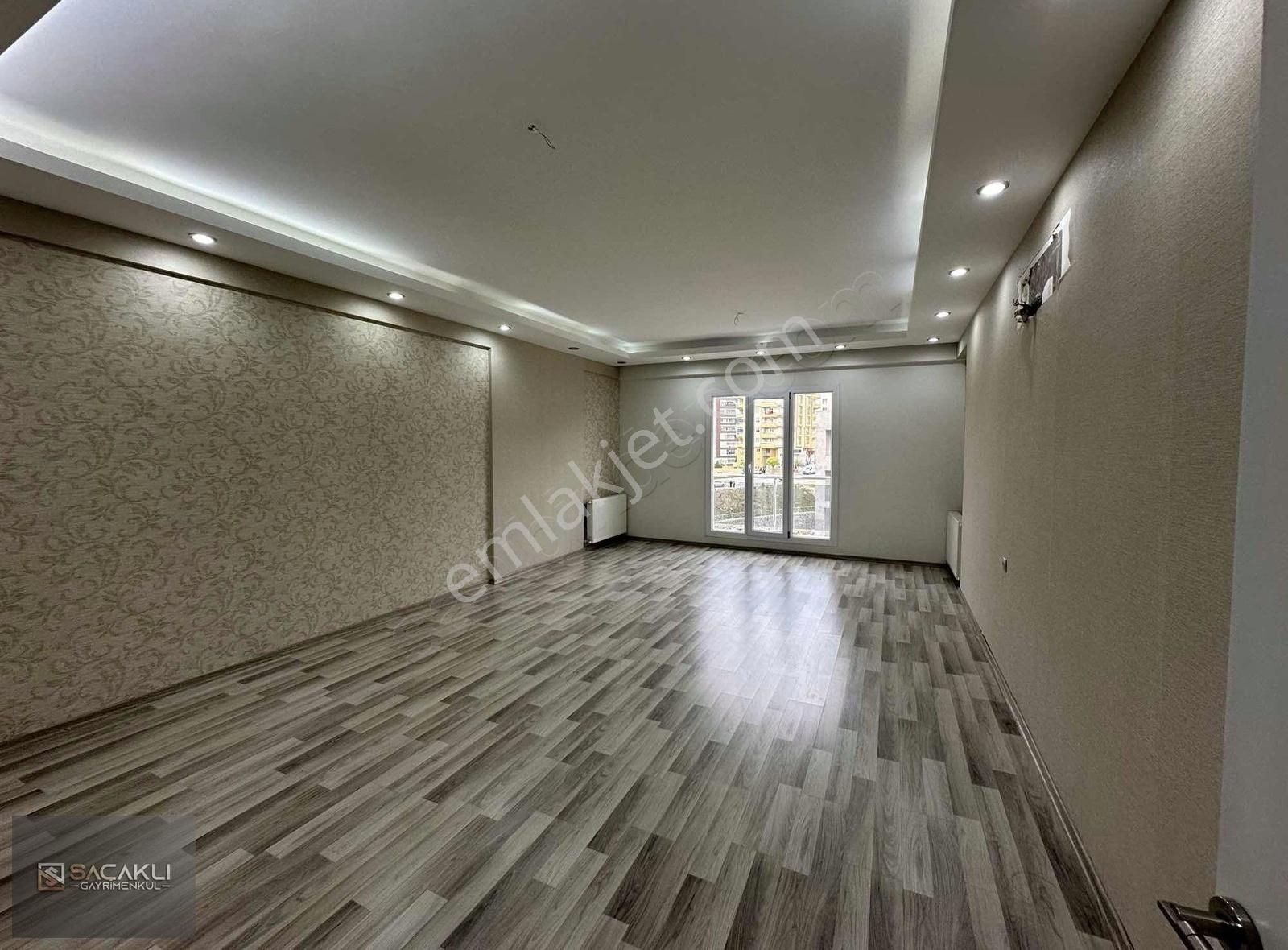 Kadir Saçaklı Emlak - Merkezde Lüx Sitede 5 Oda Daire