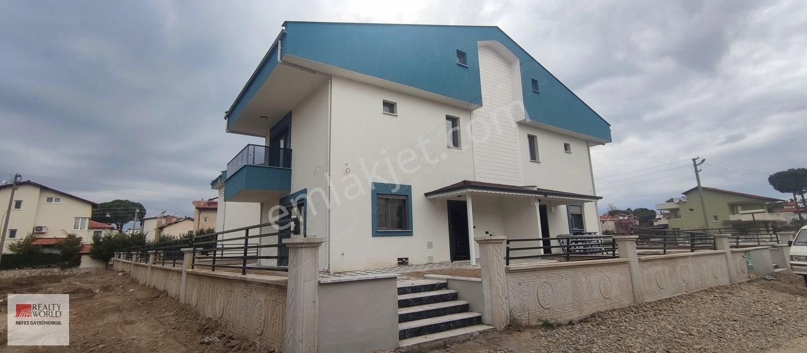 Rw Nefes' Ten Ören Mah.' De Denize 200 Metre 3+1 Tripleks Villa