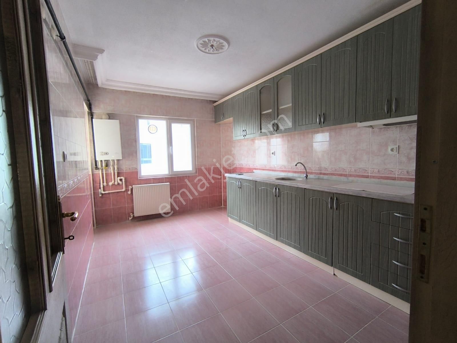 Yılmaz Gayrimenkul'den Pınarbaşında 1. Ara Katta 3+1 Kiralık Daire