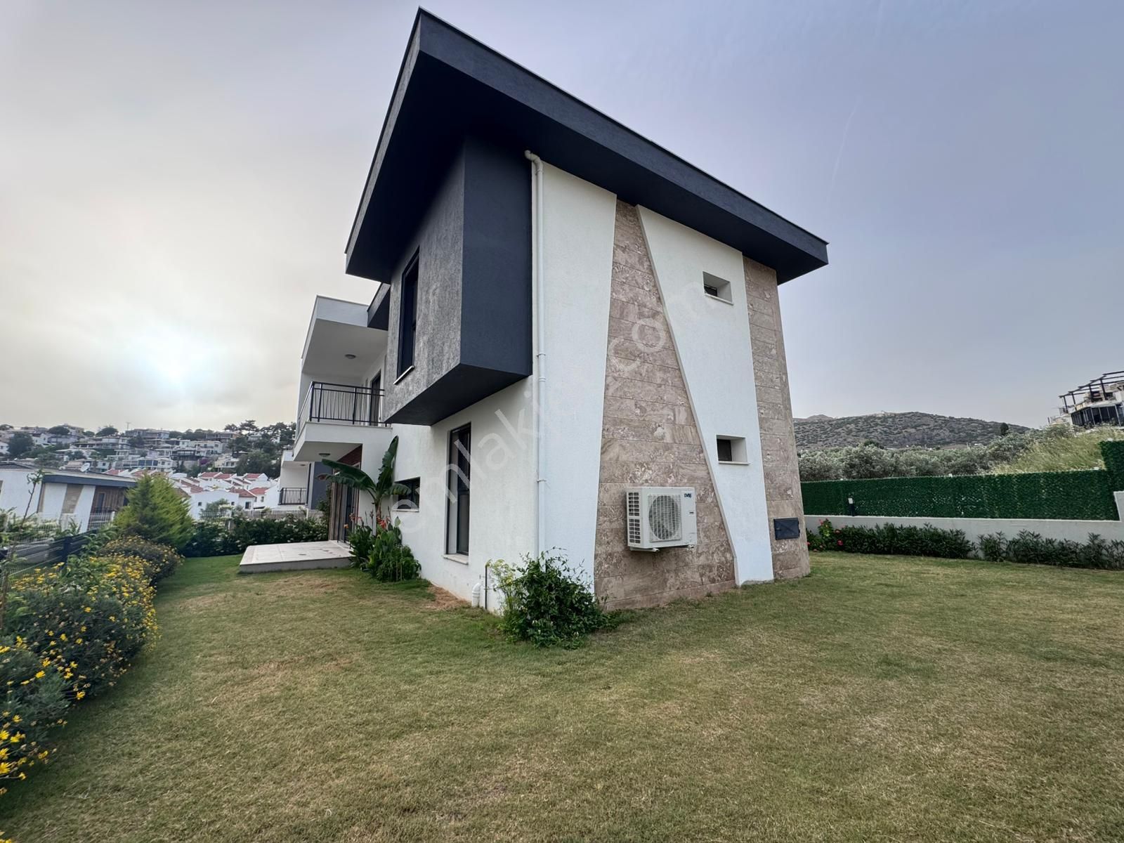 Kuşadası Yavansu Mah Satılık 4+1 Tek Müstakil Ortak Havuzlu Villa