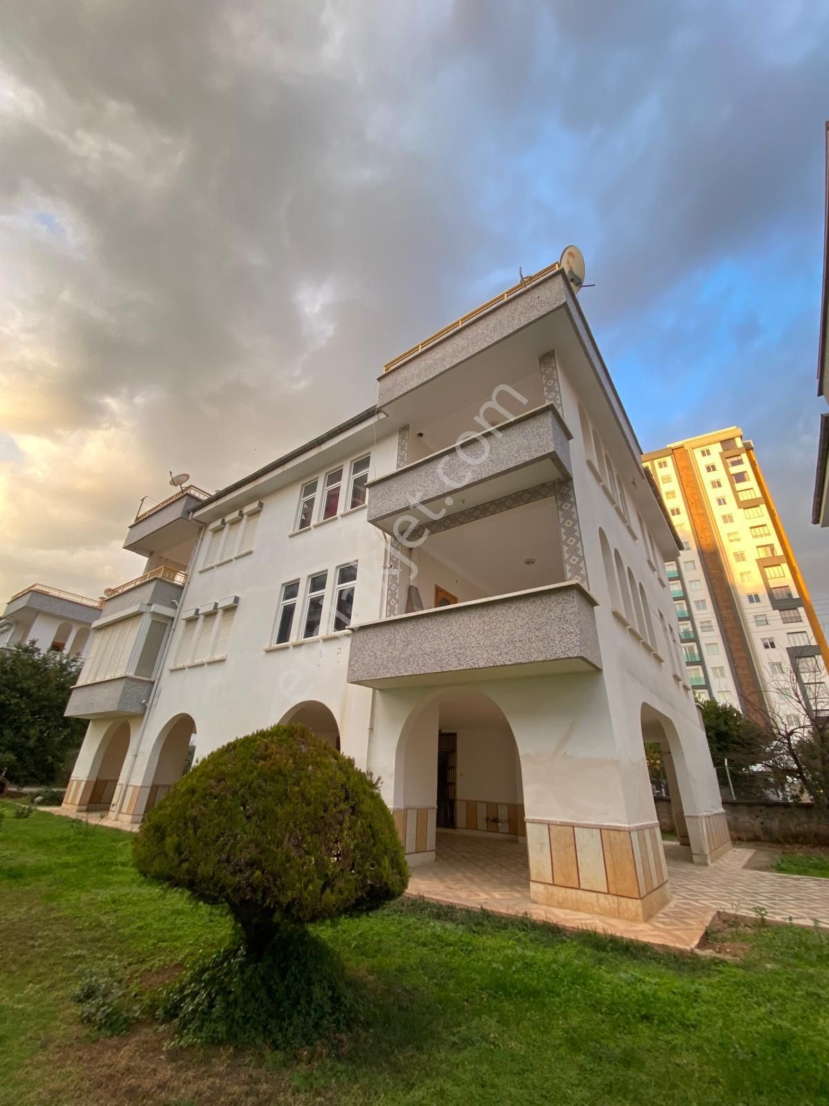 Bozes 'den Mezitli/tece 'de Merkezi Konum Site İçi Trıpleks Villa Rüya Gibi Daire Fiyatına