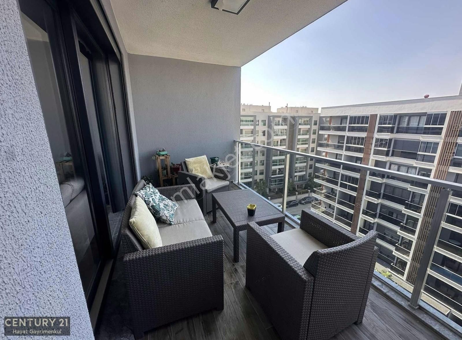 Ataşehir Loca Sitesi'nde Havuz Cepheli 3+1 Satılık
