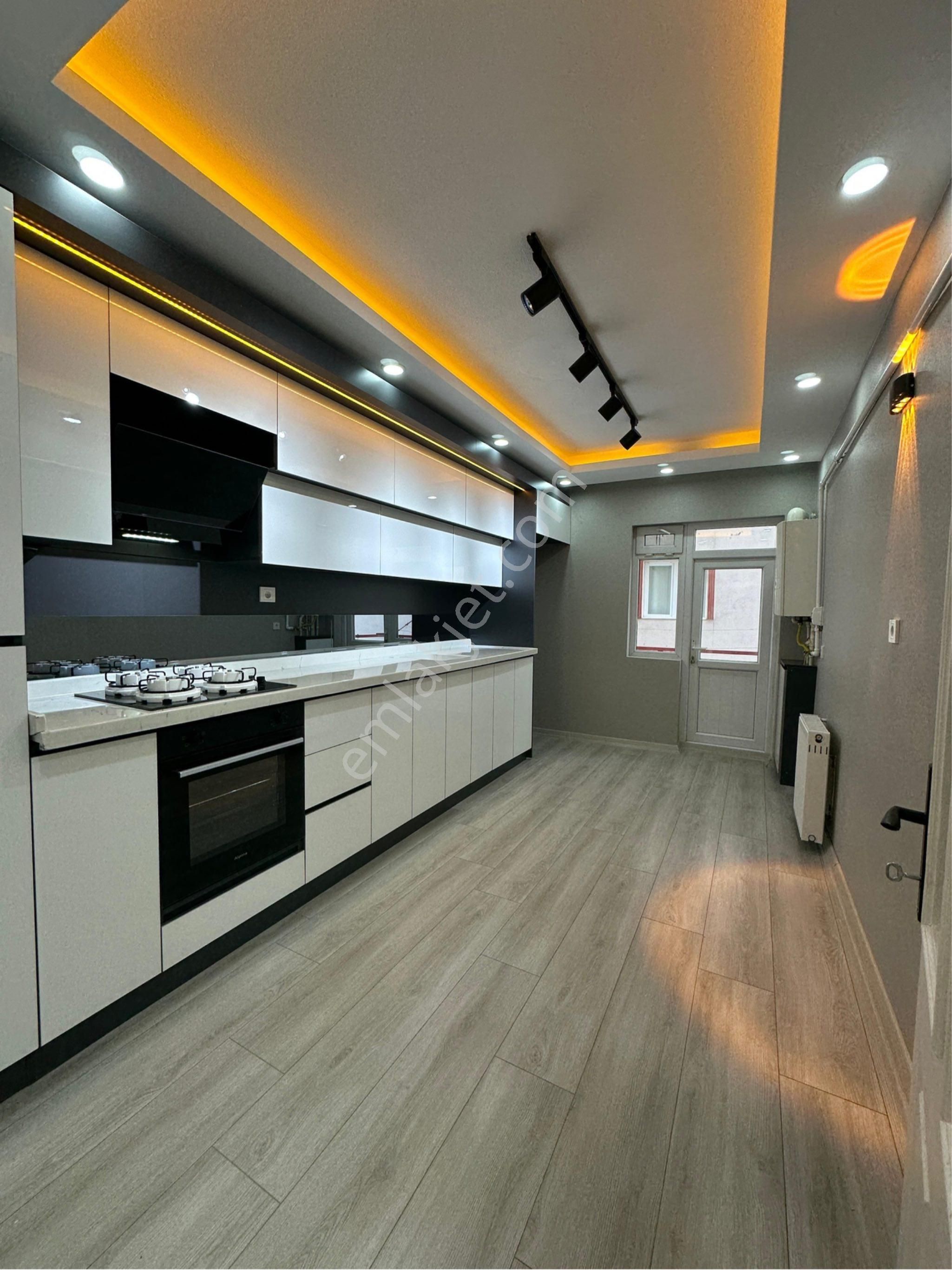 ***maraşal Çakmak Mahallesinde Asansörlü 1. Katta 18 Yıllık 3+1 Daire***