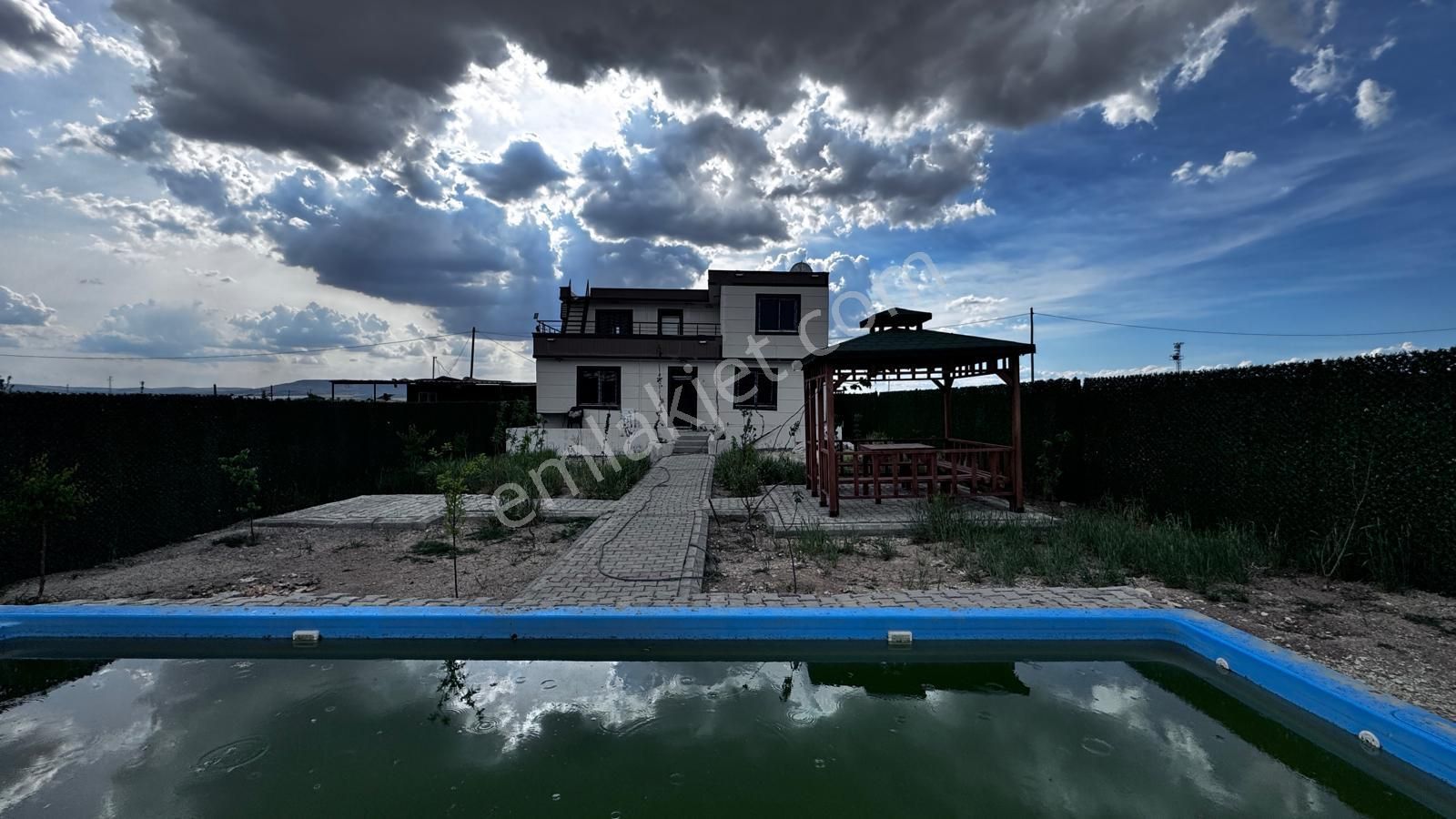 World İlkevim'den Küçükakziyaret'de Havuzlu Satılık Villa