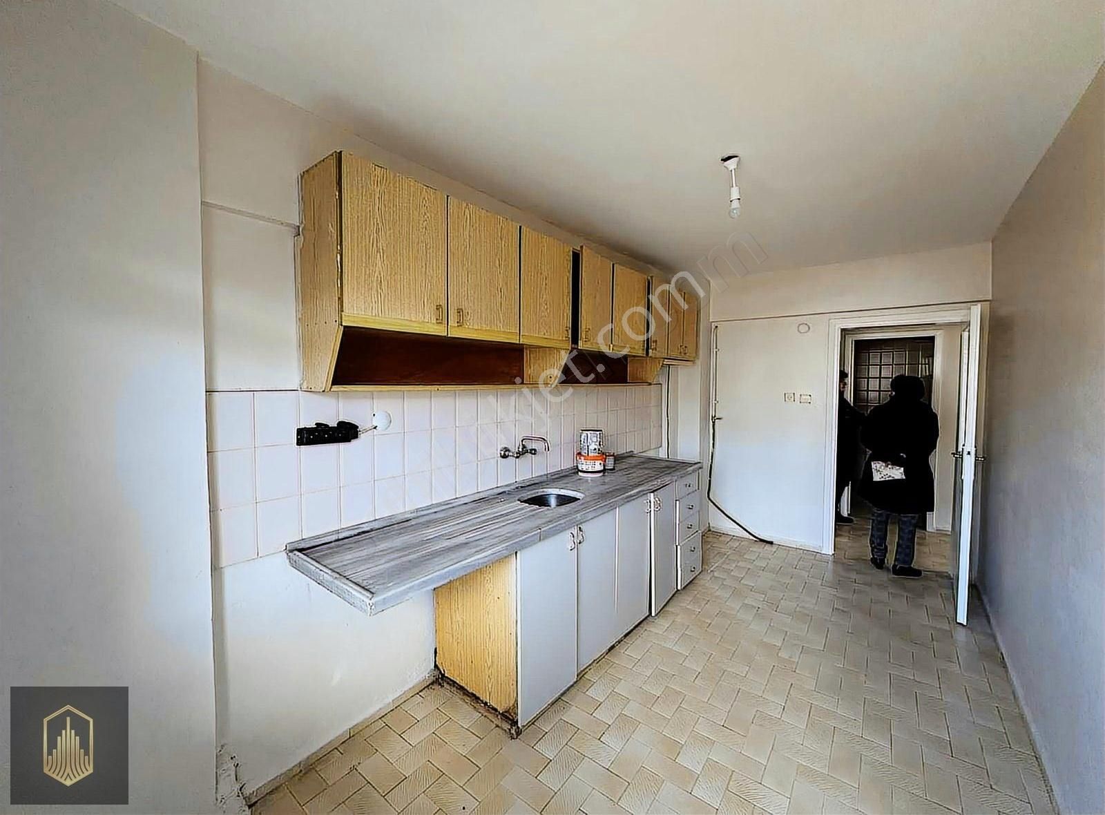 Toprak Gayrimenkul'den Meydana Yakın 100 M2 Güney Cephe Daire