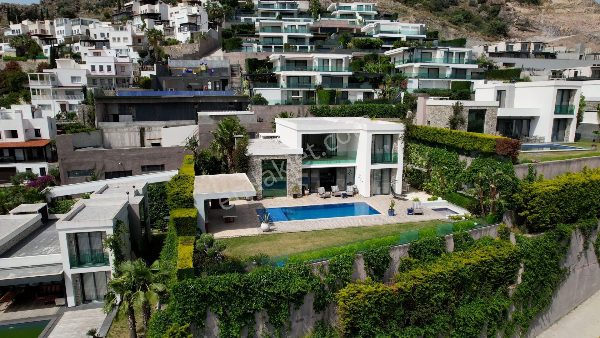 Deniz Manzaralı,plaj Kullanımlı 6+1 Tam Müstakil Lüks Villa