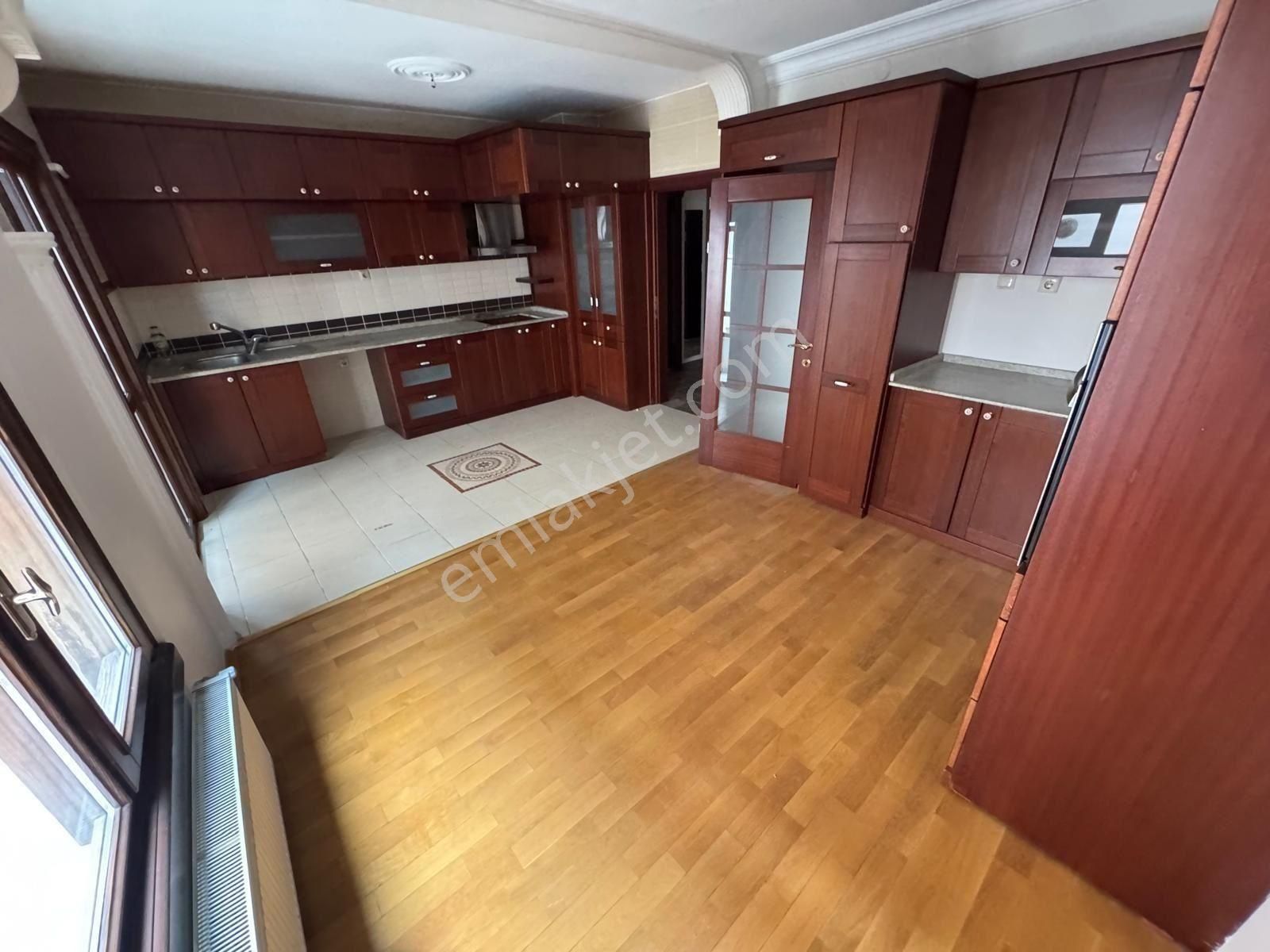 Ufuk'tan Protokol Yolu Yakını Cadde Üzeri Yapılı 4+1 Daire