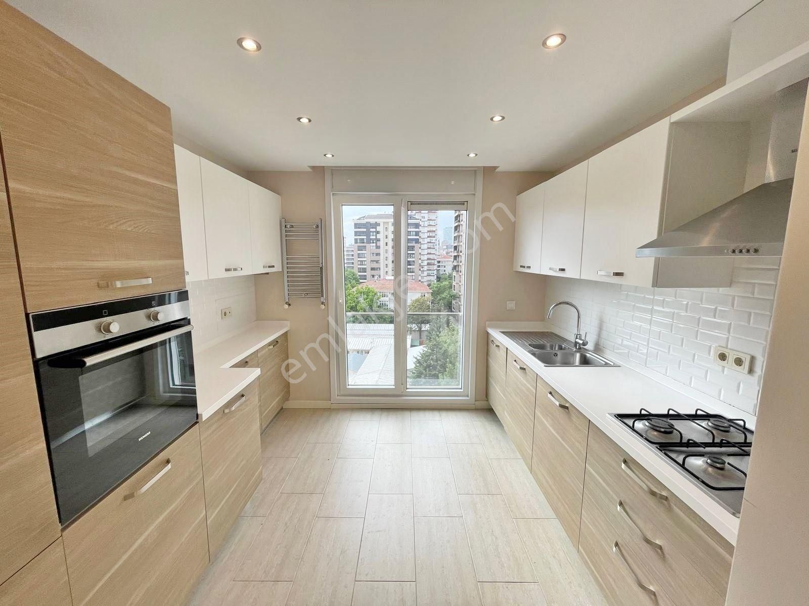 Caddebostan Hamam Sokakta 115 M2 Net 3+1 Balkonlu Daire Emlak Masası