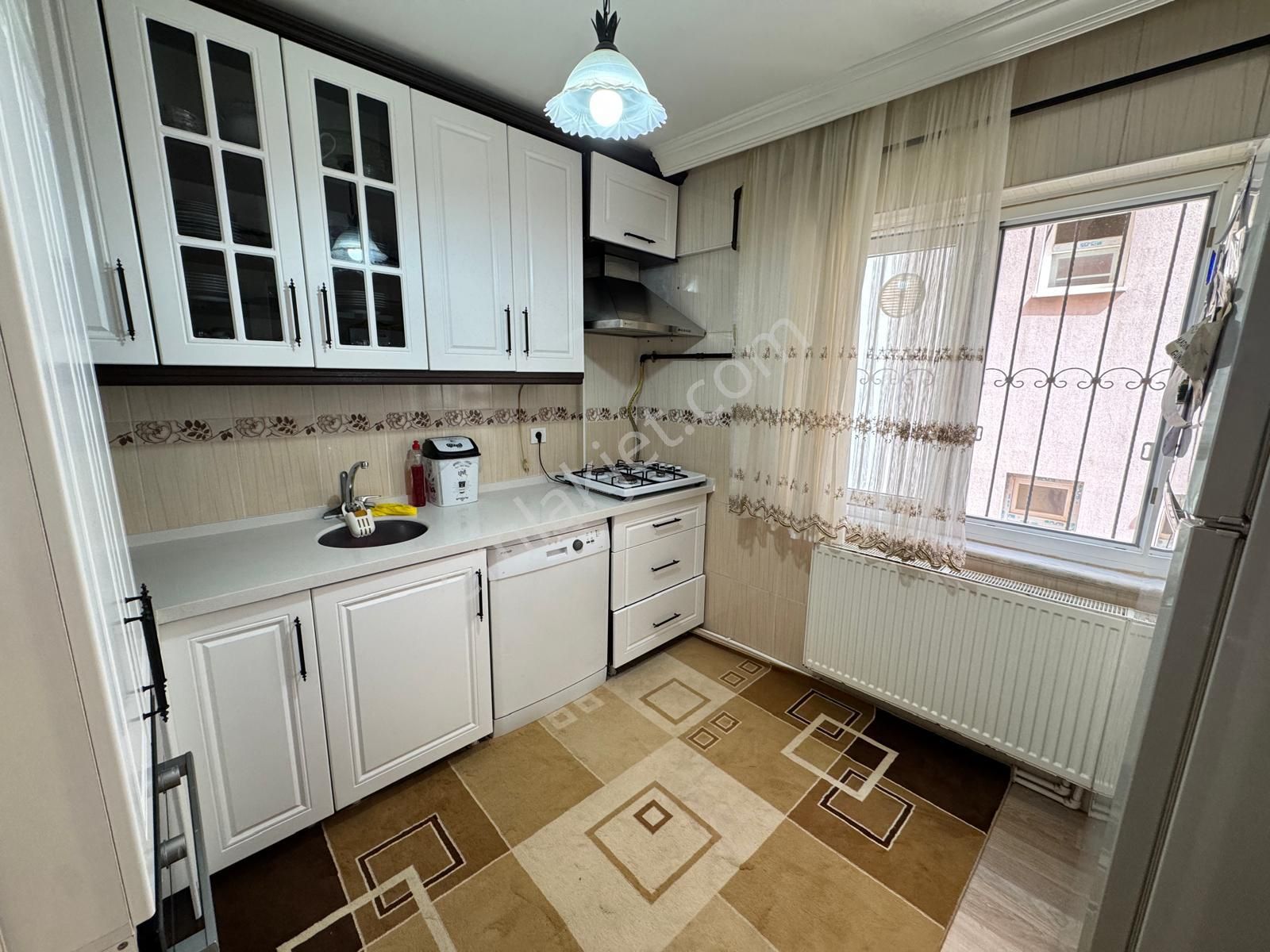 Zeki Emlak'tan Akmescit Mh. Satılık 2+1 Kapalı Mutfak Daire..