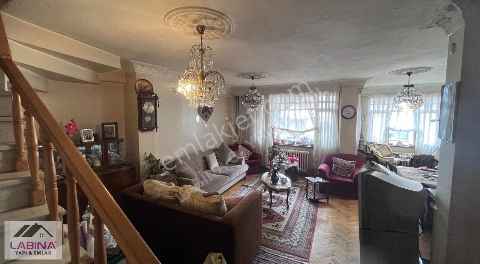 Florya Şenlikköyde Satılık 4+1 220 M2 3. Kat Daire Camiye Yakın