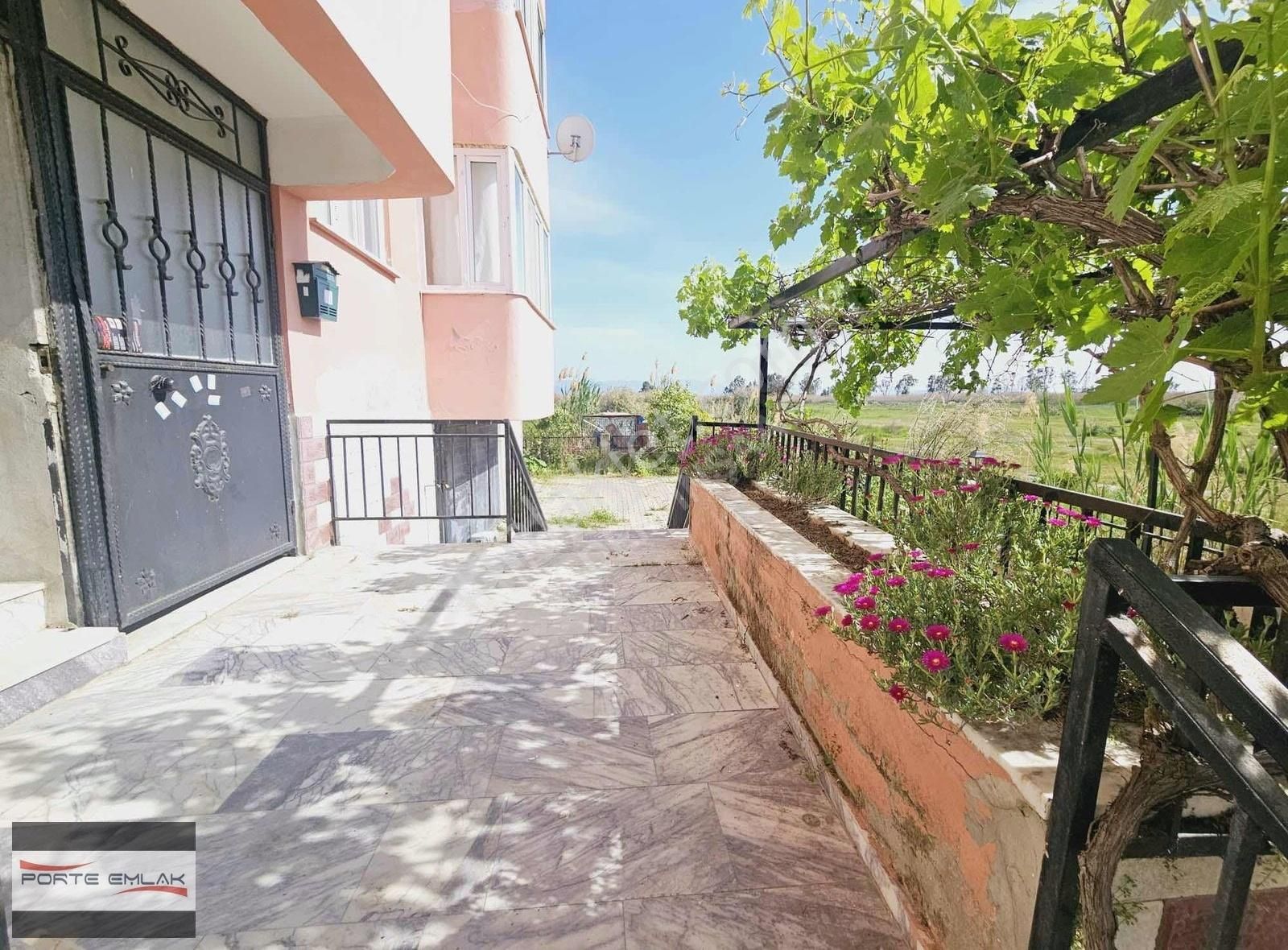 *akçay Porte Emlaktan Denize Cok Yakın Ön Cephe 2+1 Daire