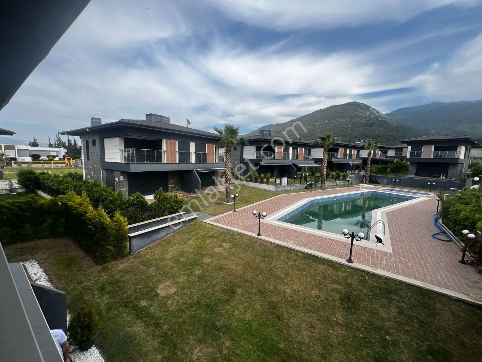 Güzelçamlıda Denize Yakın 3+1 Havuzlu Site İçi Eşyalı Villa