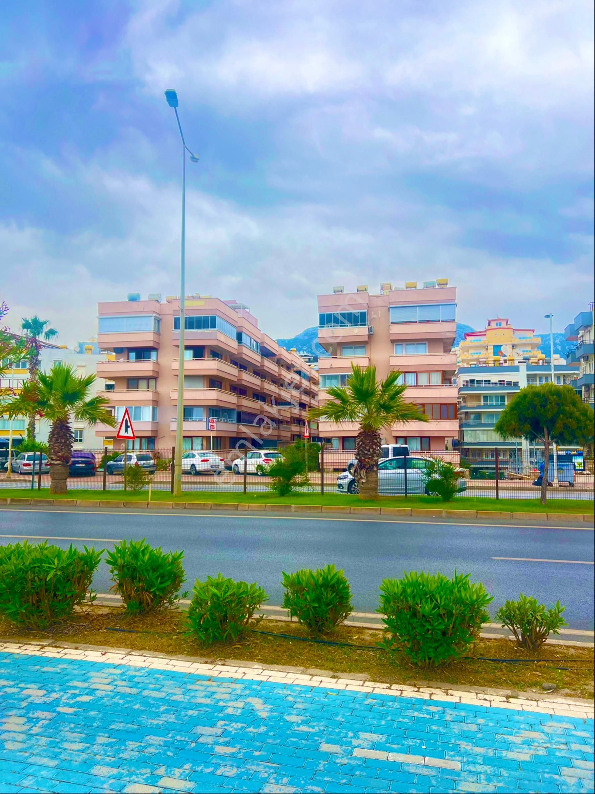 Alanya Mahmutlar Denize Sıfır Özel Pılajlı Site
