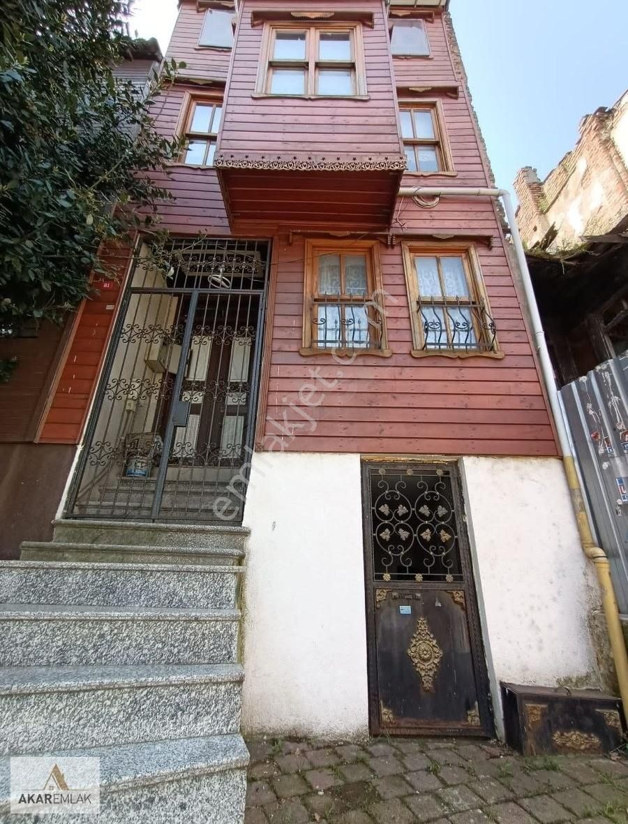 Ayvansarayda Manzaralı 3 Katlı Temiz Müstakil Ev