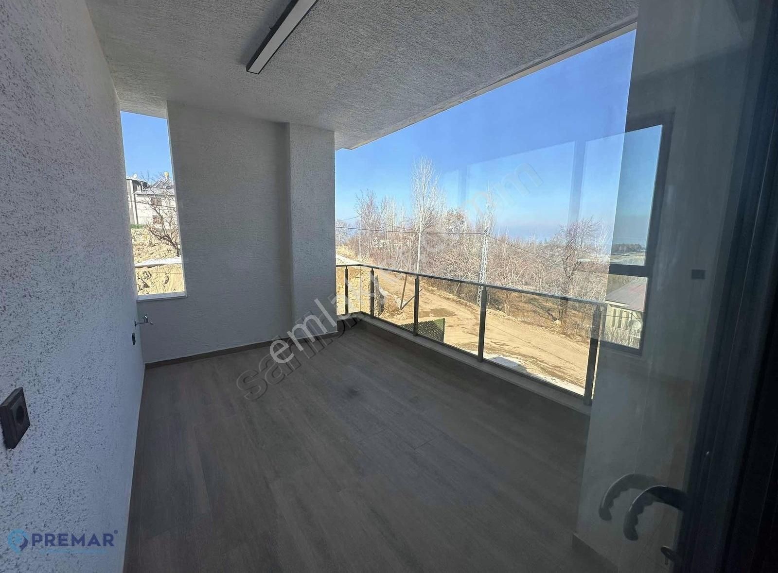 Kesintisiz Göl Manzaralı Kiralık Lüks 5+2 Villa