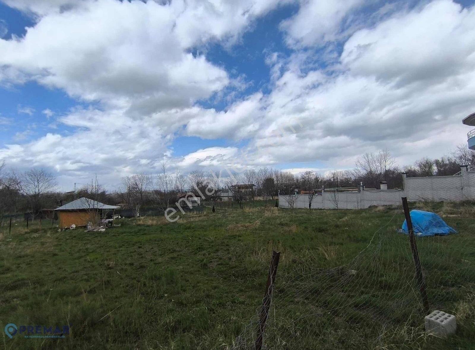 Edremit'te 700m² Göl Manzaralı, Projeli, Ruhsatı Hazır Arsa