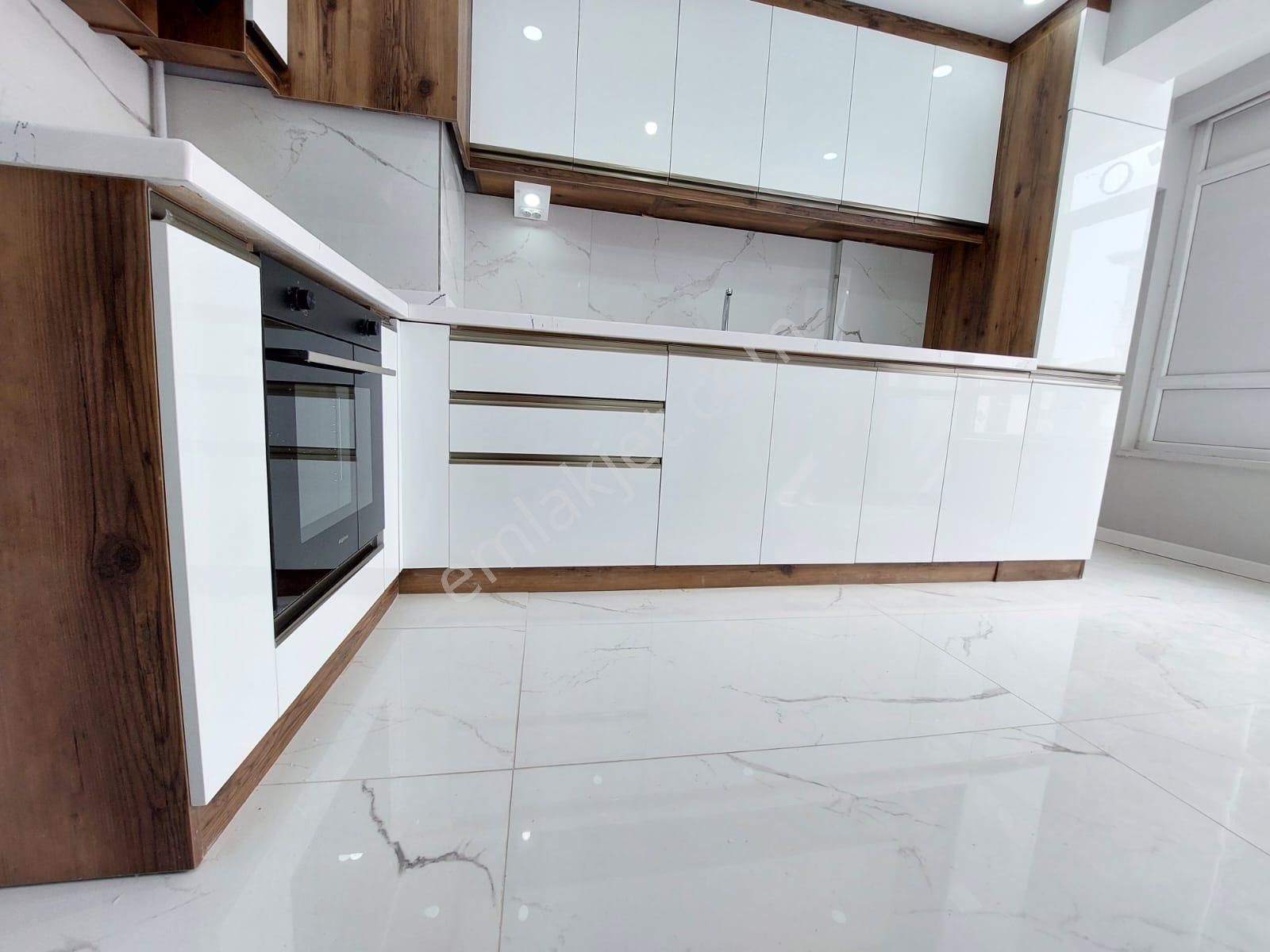 Süvari Mah Satılık 3+1 Kilerli Arakat Full Yapılı Köşe Başı Daire
