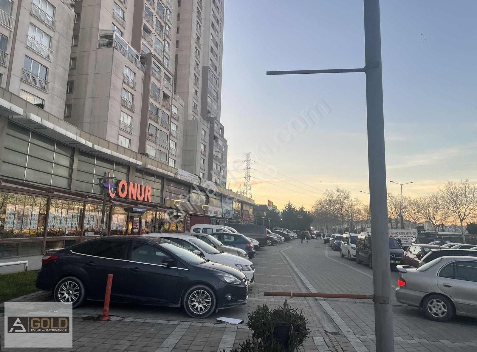 Bahçeşehir Hoşdere Yoluna Cepheli 340 M2 Market Kiracılı Dükkan