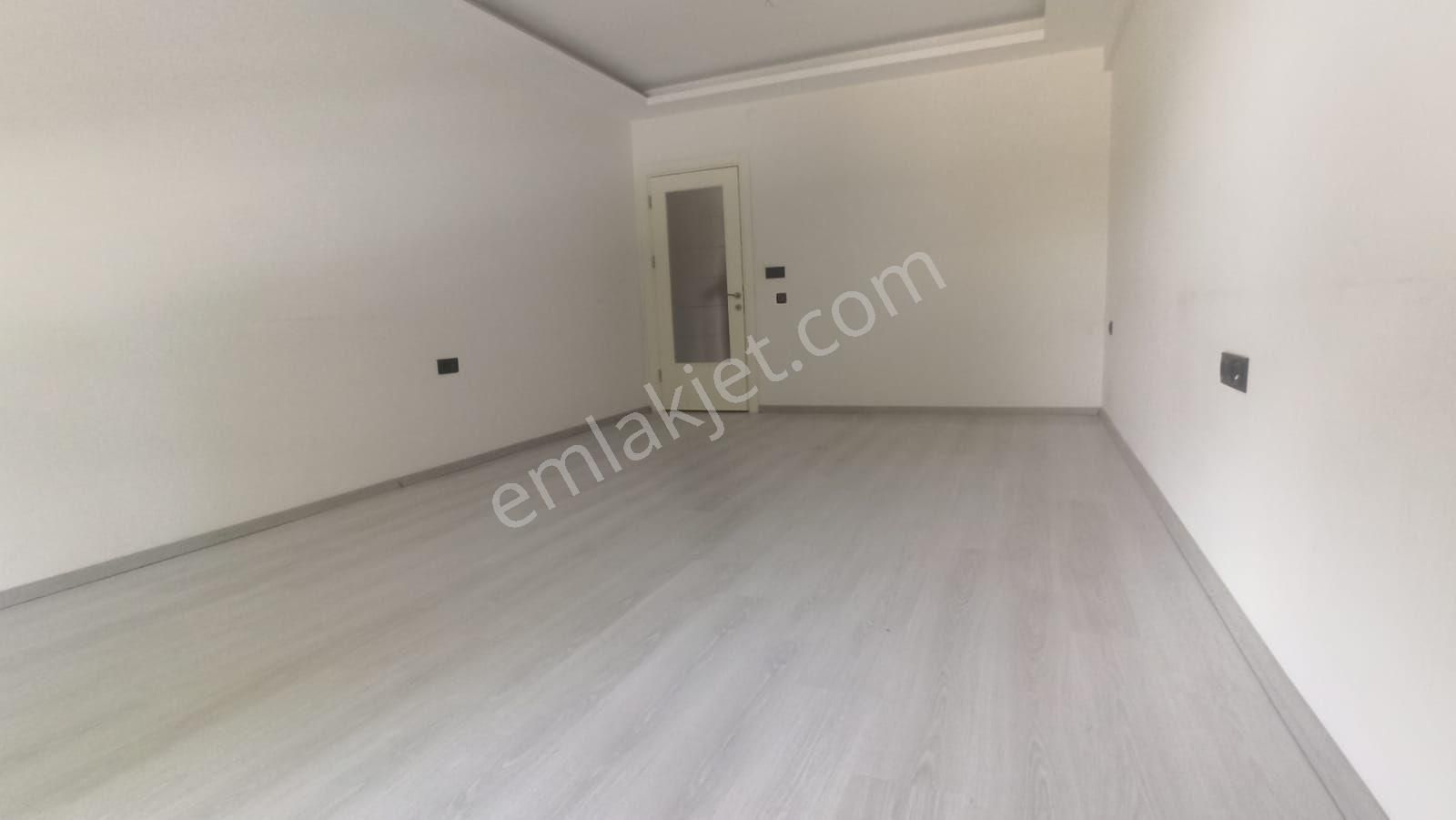Oldpol Emlak'tan Acil Satılık 5 Yasında Kombılı Asansorlu Onu Acık Fırsat Daıre